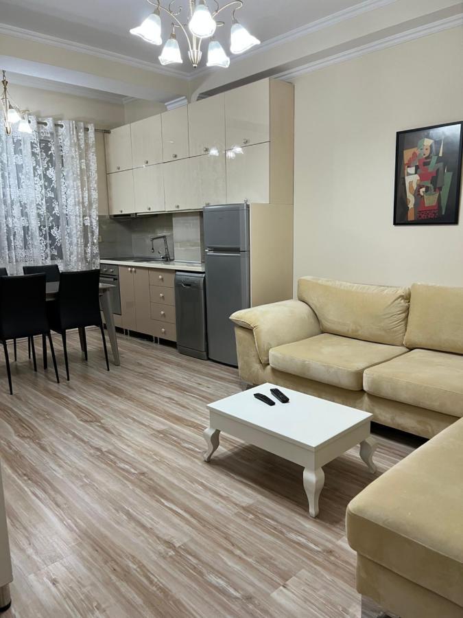 Ergi'S Host Apartment Tirana Bagian luar foto