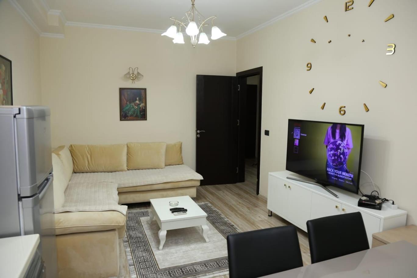 Ergi'S Host Apartment Tirana Bagian luar foto